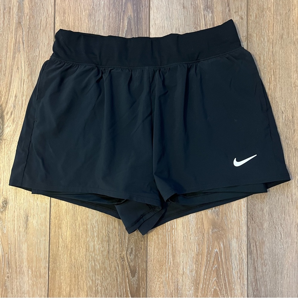 Nike dry fit tennis shorts.size M